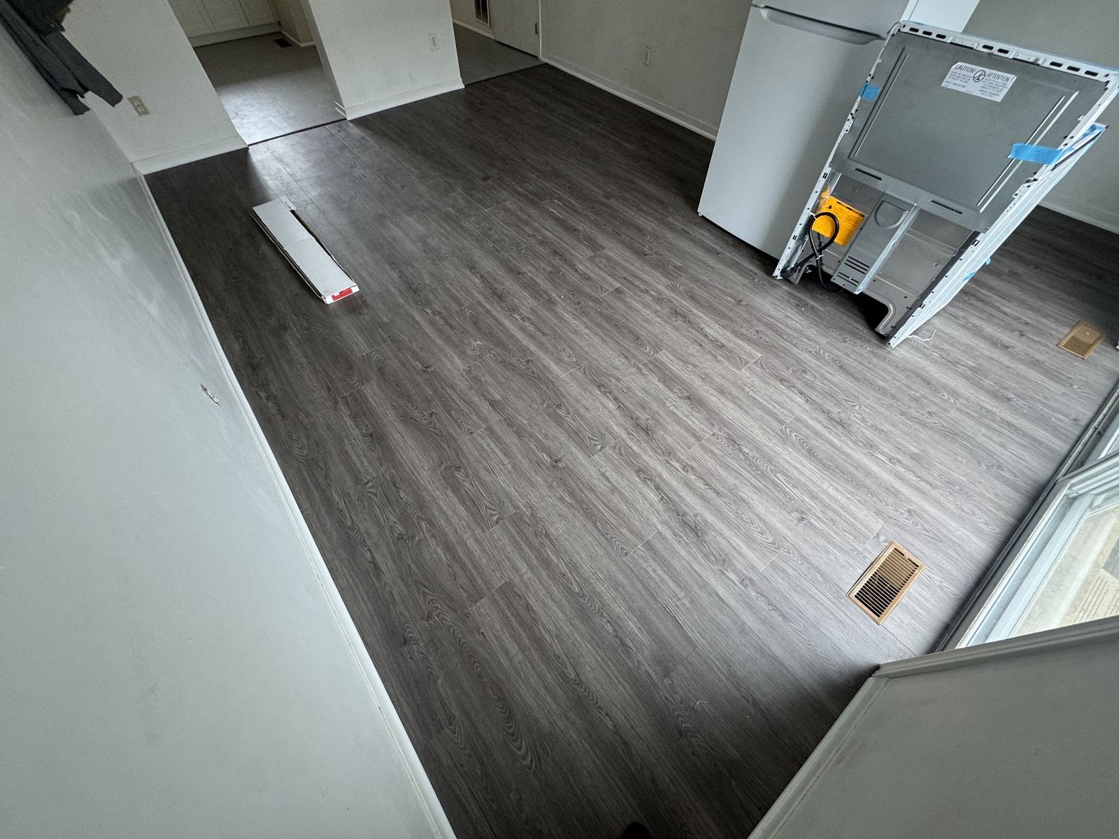 Gray-brown laminate room