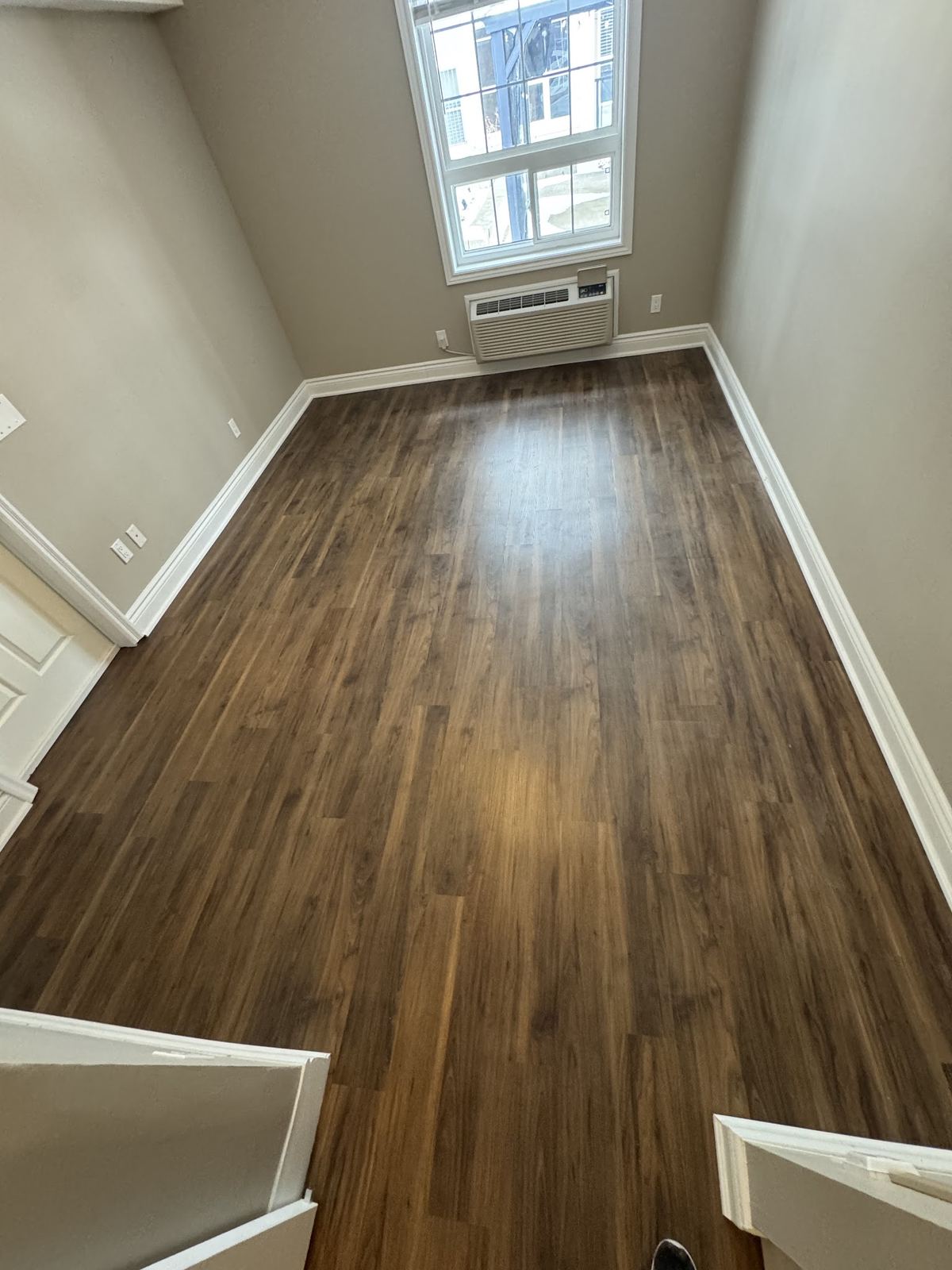 Warm LVP room