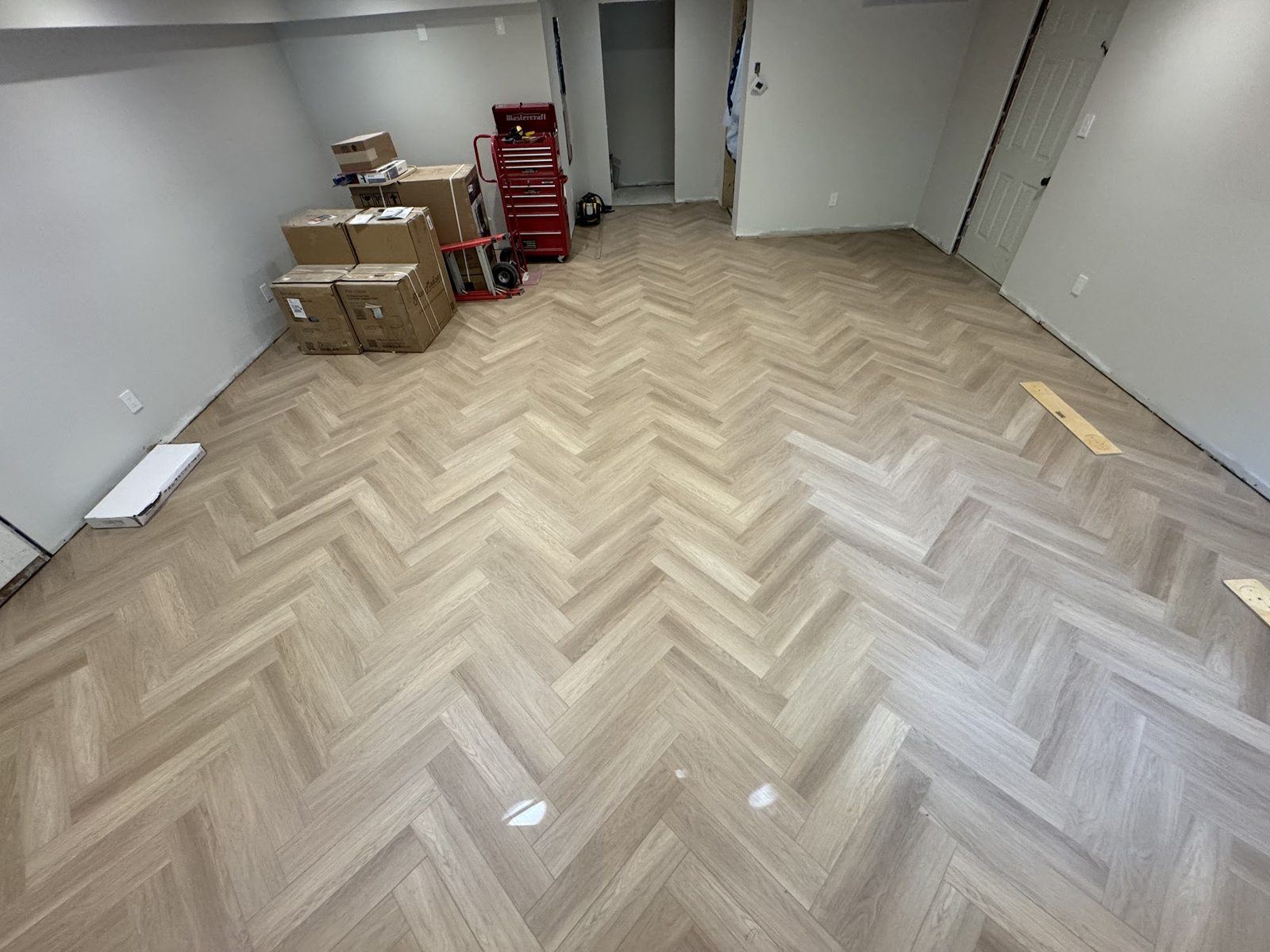 Glue-down LVP herringbone